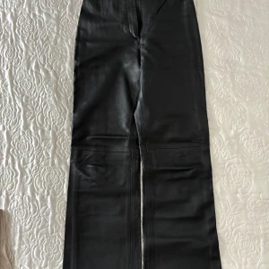 Äkta skinnbyxor - Säljer äkta skinn byxor. Storlek 36.  På ena byxa (på nedre delen) finns lite slitage och på andra byxa behövs att fixa lite. Annars dem är i väldigt bra skick förutom dem två defekter. 