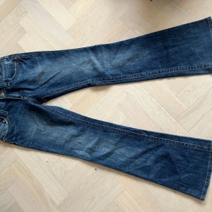  bootcut jeans  - Jag säljer mina jeans som jag har köpt från loppis! Hon jag köpte dom av sa att dom är köpta i usa.   Jag säljer dom pga att dom är för små i midjan😔  Dom är perfekta i längden för mig som är 168 ungefär   Jag köpte dom för 700.  Aldrig använda.  Midjemått:35 Innebensläng:79 Ytterbenslängd:101  Dragkedjan är sönder men den ska fixas så om ni köper så kommer dom att va lagade😊 skriv om ni har frågor eller funderingar!! Skicka gärna prisförslag så kommer vi överens om ett bra pris! 
