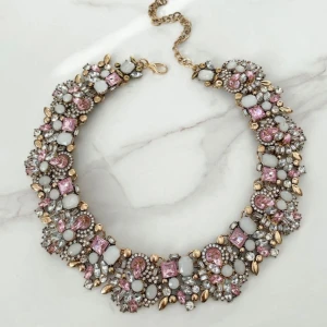 Statement halsband med rosa stenar - Säljer detta vackra statement halsband som tidigare har funnits pả populärt på ZARA. Kommer helt ny i sin förpackning. Ord pris 349:- och uppåt beroende på fest/ bröllopsbutik. Kommer helt ny i sin förpackning från ett djurfritt och rökfritt hem