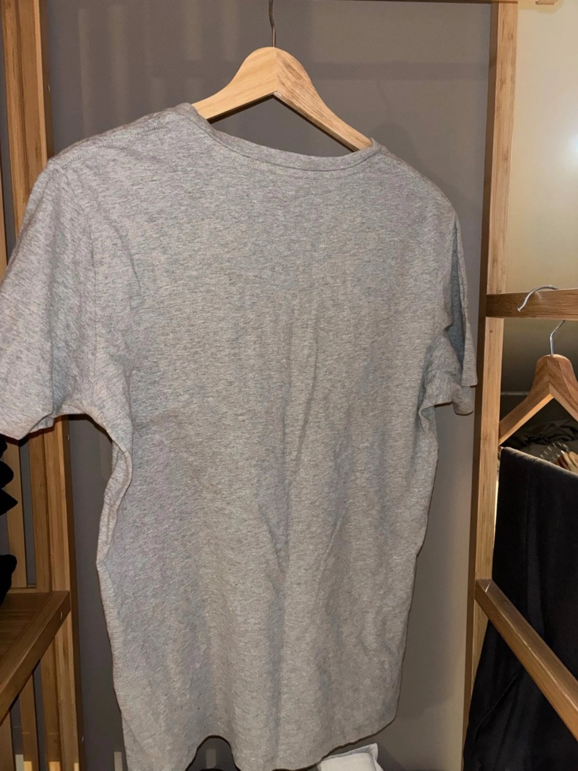 Grå Levi's t-shirt med röd logga - 1