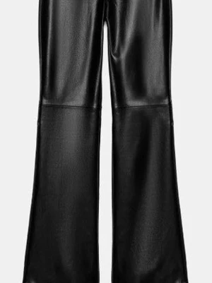 Svarta bootcut byxor i skinnimitation - Snygga svarta byxor i skinnimitation med bootcut-modell. Byxorna har en glansig finish och vida ben som ger en cool och trendig look. Perfekta för dig som vill sticka ut och addera lite edge till outfiten. Små i storlek, aldrig använda!