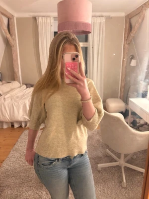 Beige stickad tröja från VILA - Superfin beige stickad tröja från VILA med ballongärmar. Säljer eftersom den aldrig kommer till användning. Storlek M men passar bra som S