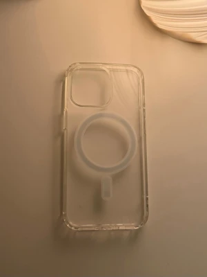 Genomskinligt mobilskal iPhone 13 pro - Genomskinligt mobilskal i plast som jag skulle ha till min iPhone 13 pro men bytte mobil så har inte använt det. Dock har det legat i nån låda och blivit pyttelite repigt men det syns inte.