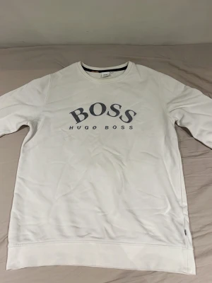 Hugo boss hoddie - Säljer en Hugo boss hoodie som jag har haft ett tag, har knappt använt den. 