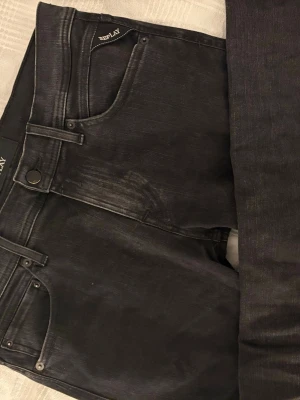 Replay slimfit jeans mörkgrå 30/32 - Säljer ett par slimfit svarta/mörkgrå Replay jeans med klassisk snygg wash. Det är passformen Jondrill som sitter ungefär som Anbass. De har även en Replay-logga på bakfickan, priset går att diskutera. Skriv för frågor och funderingar!