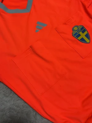 Domartröja Svff - 9 st domartröjor ( 2 st svarta ( 2 st ljusblå ) 3 st röda ( 1 orange ( 1 gul — alla storlek M, förutom ljusblå kortarmad ( Storlek S)