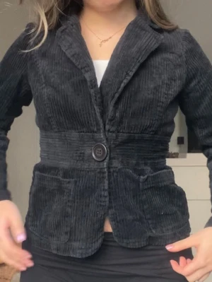 Kavaj manchester - Kavaj i Manchester tyg. Barnstorlek 12år men passar xxs/xs. Rätt liten i storlek. Snygg detalj i midjan som gör så att kavajen blir figursydd