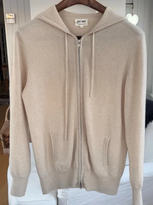 Soft goat kashmir zip up hoodie/tröja - 100% Kashmir , den är i riktigt fint skick. Storlek L.