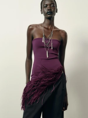 Lila  bandeautopp med fransar - Vinröd/lila bandeautopp i stretchigt material med långa fransar längs nederkanten som ger en cool och unik look. Toppen är axelbandslös och sitter tight mot kroppen. Perfekt för dig som vill sticka ut med en trendig detalj.Helt ny med prisslappen på💜
