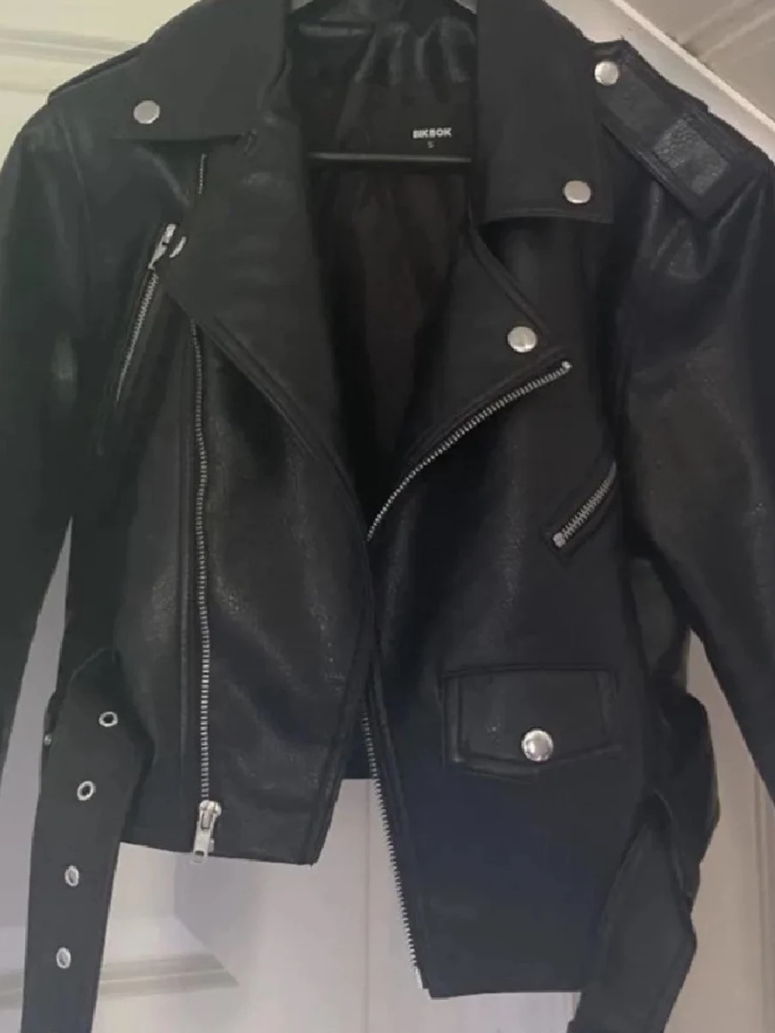 Svart figursydd jacka – trendig & tidlös - 1