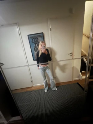 Mörk blå zip hoddie med fur - Säljer en zip up hoddie med fur i ljus blå, den har skön tyg och bra att ha på vintern.  Den ser kort ut på mig för den är förliten men om du har denna storleken så borde det passa dig😊