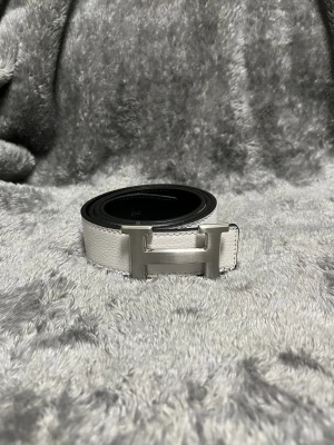 Snyggt vitt läderbälte - Snyggt vitt läderbäte med H spänne, aldrig använt, skriv vid frågor!