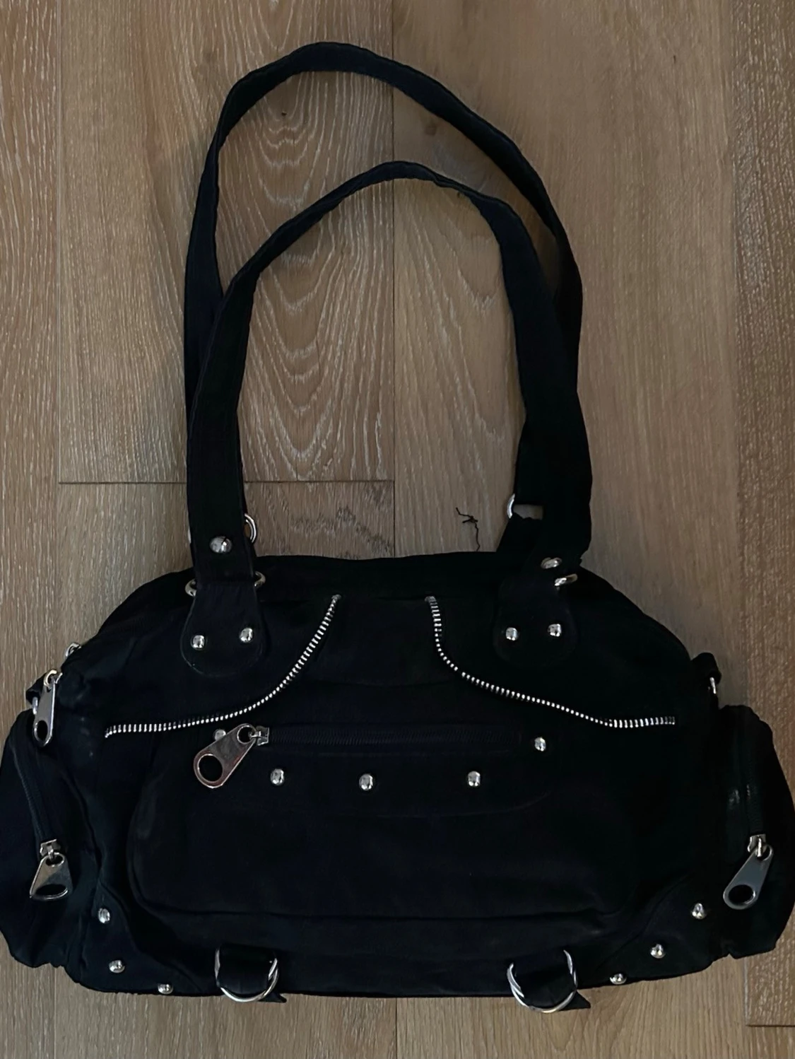 Svart axelväska med nitar och dragkedjor - 1