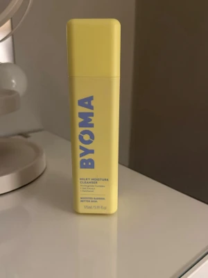 BYOMA Milky Moisture Cleanser 175ml - Säljer min BYOMA Milky Moisture Cleanser, som jag köpte i slutet av december. Det är en skonsam rengöring till ansiktet. Men jag kände inte att den passade min hud så därför säljer jag den. Perfekt för både morgon och kväll. Nypris: 189 kr. Hör gärna av dig vid frågor💗