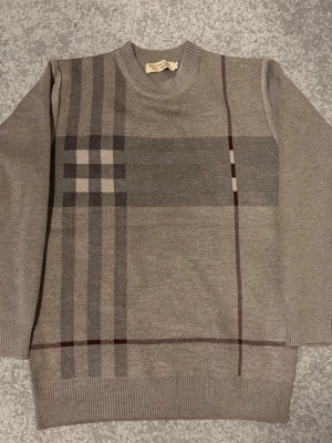 Burberry sweatshirt  - Säljer en stilren beige burberry sweatshirt | Storlek: M | Skick: 9/10 | Det är bara slå en pling om du undrar något 😊