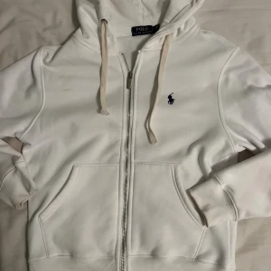 Helt ny Vit Ralph Lauren zip hoodie - Helt ny polo tröja, skriv för mer info. 0bs lnte 0rglnaI. Passar mig perfekt som är 173 och väger 52 kg.
