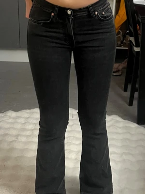 Svarta Lågmidjade jeans - Säljer ett par svarta lågmidjade jeans💗