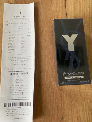 YSL Y EDP - YSL Y Eau de Parfum 100 ml – Oöppnad med kvitto från Sephora  Säljer en YSL Y Eau de Parfum 100 ml, helt oöppnad och i originalförpackning. Perfekt för dig som vill ha en modern och elegant doft, eller som en present. 	•	Storlek: 100 ml 	•	Status: Oöppnad, aldrig använd 	•	Kvitto: Finns från Sephora, äkthetsgaranti 	•	Dofttyp: Fräsch, maskulin och sofistikerad  Vid intresse eller frågor, skicka ett meddelande! 