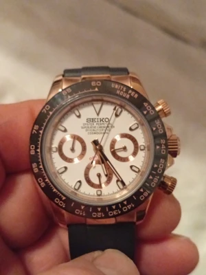 Seiko  - Seiko armbandsur med vit urtavla och rosé guldfärgade detaljer. Klockan har en svart armband i super fin skick  använt en gång 