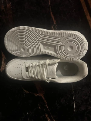 Nike Air Force 1 helvita sneakers - Nike Air Force 1 sneakers i helvitt oanvänd storlek 44 