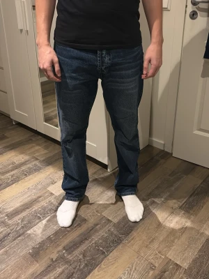 Mörkblå straight jeans - Säljer ett par snygga klassiska mörkblå  jeans med rak passform.  Storlek 32/32. Som nya! 