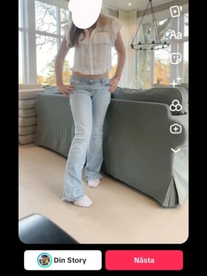 Ljusblå bootcut jeans låg midja - Säljer ett par ljusblå jeans med bootcut-modell och låg midja. Har lite slitningar vid benen längst ner då jag har trampat sönder dom lite när jag gått 