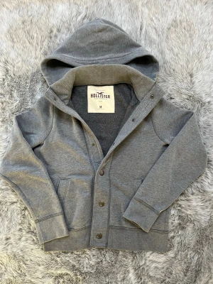 Hollister hoodie - Säljer denna sällsynta och mycket eftertraktade Hollister hoodie | Storlek M | Skick 9/10 | Vid eventuella frågor hör gärna av dig och erbjuder bra pris vid köp av bundle 😁✅