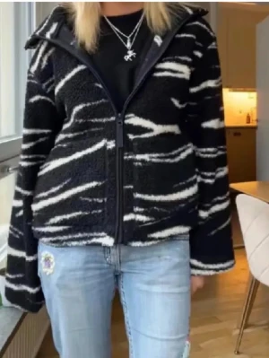 Zebramönstrad teddyjacka hm  - Slutsålda Teddy zebra jacka från hm i storlek xs. Jätte fin, knappt använd. 🦓🦓