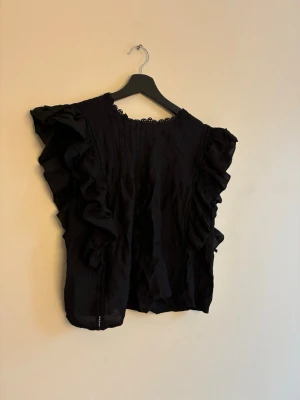 Svart blus - Fin blus från Gina, perfekt att klä upp eller på sommaren.
