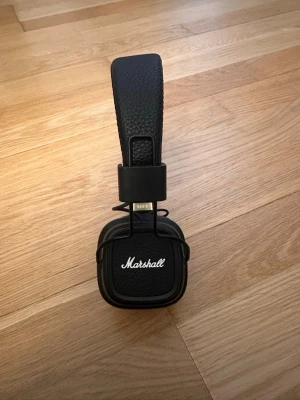 Marshall Major II Bluetooth - Marshall Major II Bluetooth hörlurar i svart. Klassisk design med vadderad bygel och hopfällbar konstruktion. Trådlös anslutning via Bluetooth och möjlighet till kabelanslutning. Hörlurarna är i gott skick med endast mindre tecken på normalt bruk. Inga tillbehör följer med!.