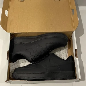 Nike Air Force 1 Black – 43 - Helt nya oanvända pris kan diskuteras.