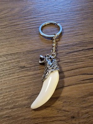 Nyckelring vargtand - Nyckelring män och kvinnor med varghuvudhänge. Bredd 3 cm. Längd 12 cm. Berlocken 6,4 cm.
