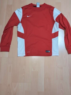 Nike tröja  - En röd Nike tröja som är helt ny med bra kvalité och är bra för träningar 