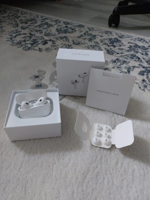 Trådlösa Hörlurar Bluetooth Anc (Usb C) - ● Ny och aldrig använt. Helt oöppnad förpacking. Allt fungerar som det ska. Usb C laddare samt extra öron pluggar i olika storlekar är inkluderade. 👍  ● Fraktar inom 24h, så att du får paketet så fort som möjligt! 📦  ● Vid frågor eller intresse, dm. Lämna gärna ett pris 😁