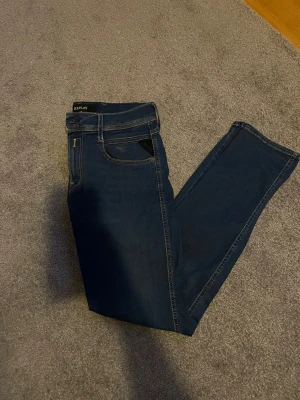 Replay 30/32 - Snygga Replay Anbass jeans i mörkblå tvätt slim fit. Dom är I size 29 (30 I midja och 32 i längd.