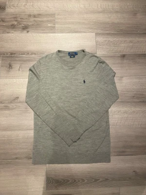 Ralph Lauren tröja - Ralph Lauren tröja i bra skick! Storlek - S Skick - 7/10 Original pris - 1399 Mitt pris - 299 Tröjan har fläckar under armarna, därav priset. Inga svett fläckar eller deo fläckar. Endast missfärgad. Hör av er vid frågor!!