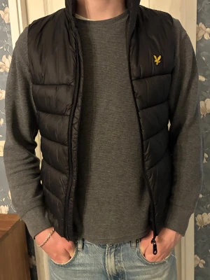 Lyle & Scott väst - Svart väst från Lyle & Scott, storlek XS men passar absolut S.