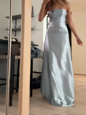 Ljusblå satin balklänning  - Jättefin balklänning från by Stina, använt en gång. Storlek S, long (147cm). Modellen engla, men knutit den annorlunda så att den blir utan axelband💗💗