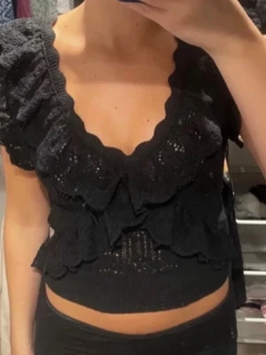Svart spetstopp med volanger Zara - Svart topp från Zara, knappt använd!! 🤍