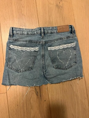 Jeans kjol - Jättefin jeans kjol som är omsydda från ett par jeans. Har en tight och ganska kort passform. Strl 152 men skulle säga att den passar bättre som 146💕