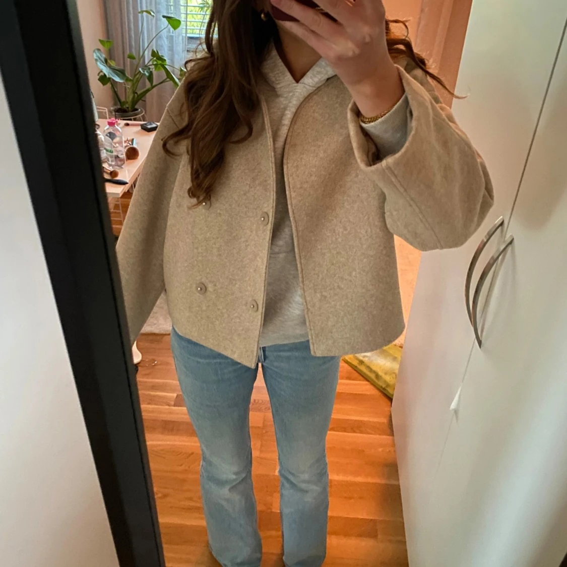 Beige kappa med knappar