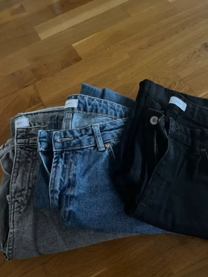 3-pack jeansbyxor från Grunt - Säljer tre par klassiska jeansbyxor från Grunt i olika färger: ett par ljusgrå, ett par blå och ett par svarta. Alla har vid passform, fem fickor och dragkedja. Perfekta basjeans för dig som vill ha olika färger att variera mellan.