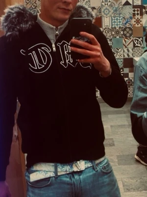 Tuttolente Päls Jacka/Hoodie - Tuttolente Fur Jacket / Tuttolente Päls Jacka               Sällsynt och populär jacka från Tuttolente som ej säljs längre, perfekt nu för vintern och hösten i storlek: Large.                                                                     Säljes för 2500kr / sänkt till 2100kr kan prutas ned vid snabb affär. Hämtas i Stockholm.