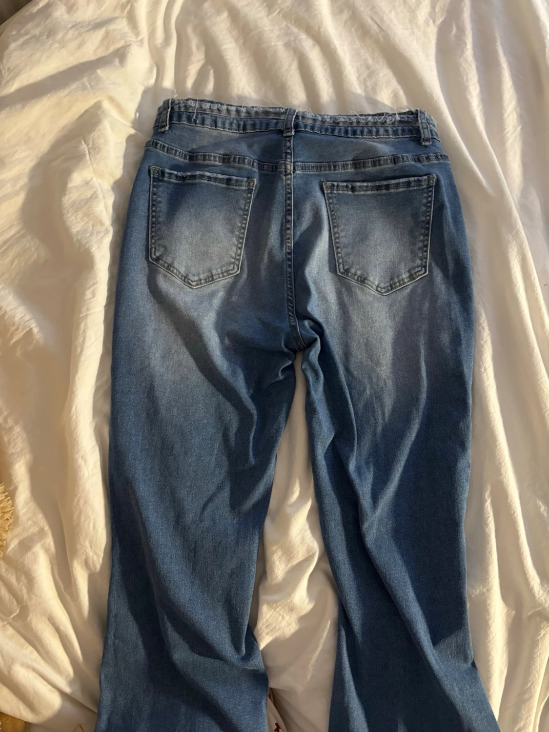 Blå jeans med slitningar och raka ben - 1