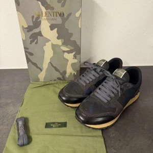 Valentino Rockrunners -  Skor från Valentino (Rockrunners) | Storlek: 43 | Färg: marinblå o svart | Box, påse samt skosnöre ingår | Slriv vid frågor |