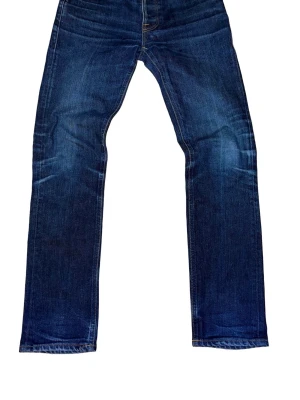 Nudie grimtim 32/32 - Säljer ett par sjukt feta nudie jeans i storlek 32/32. Jeansen är i bra skick och modellen heter dry navy. De ända som är dåligt är att båda fram fickorna är sönder vilket kan snabbt göras gratis hos nudie