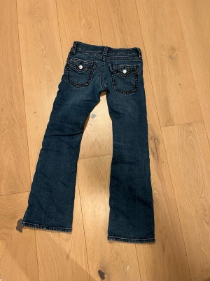 Jeans från gina young  - Mörkblåa jens från gina young. Strl 152. Low whaist bootcut. I fint skick! Nypris 500 kr