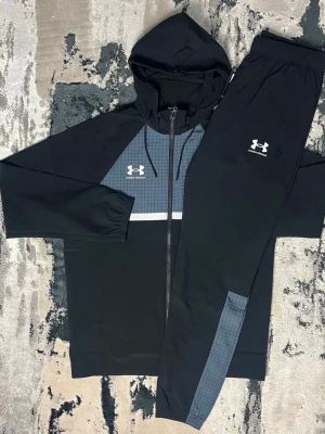 Svart och blå träningsväst Under Armour - Finns i storlekar! Hör av dig för att få rätt storlek!