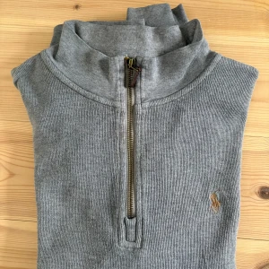 Ralph Lauren Halv zip - Ralph Lauren halv zip. 9/10 skick, nästan aldrig använd. Säljer den för att den är för liten för mig. S/M strl