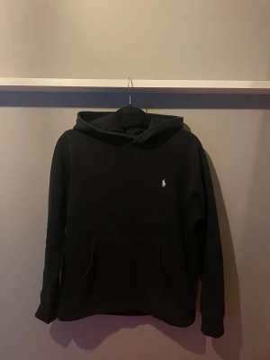 Svart Polo Ralph lauren hoodie  -  Polo Ralph Lauren hoodie – svart (utan zip) | ÄKTA 100% äkta, svart hoodie utan dragkedja. Passar ca 160–180 cm beroende på passform. I mycket fint skick. Säljs eftersom den inte längre passar mig.